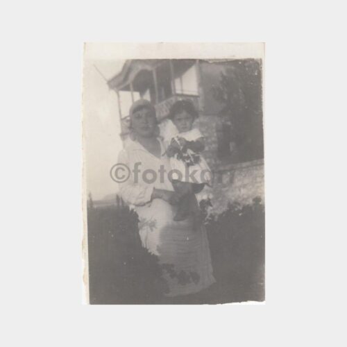 1930 Tarihi Ev Önünde Çocuklu Kadın Konulu Fotoğraf
