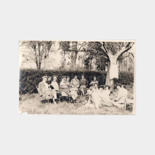1940 Bahçede Kadın Toplantısı Grup Konulu Fotoğraf