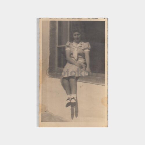 1940 Pencerede Kadın Konulu Fotoğraf