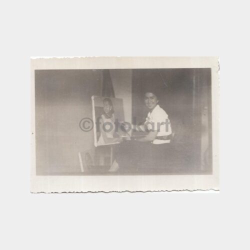 Kadın Ressam Tablosu Çalışması Konulu Fotoğraf