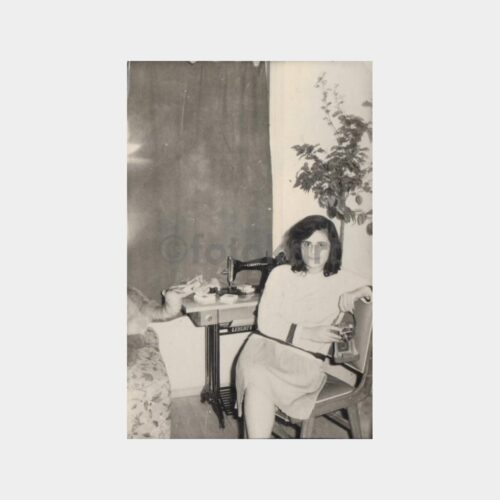 1969 Dikiş Makinesi Kadın Konulu Fotoğraf