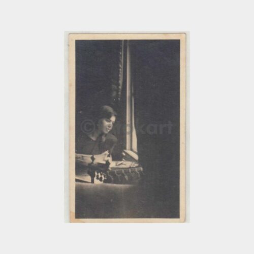 1940 Pencerede Okuyan Kadın Fotoğraf
