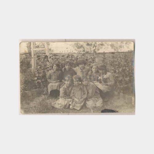 Sekiz Kız Çocuğu Bahçede Hatıra Fotoğraf