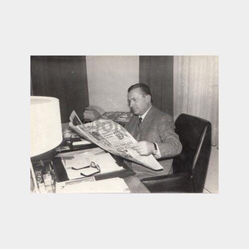 1959 Gazete Okuyan Müdür Arşiv Fotoğrafı