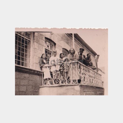 tarihi-ev-balkon-aile