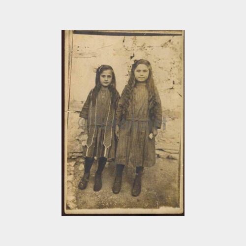 Uzun Saçlı İki Kız Kardeş Fotoğraf