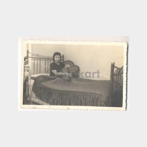 1943 Bir Anne Bebeği ile Fotoğraf