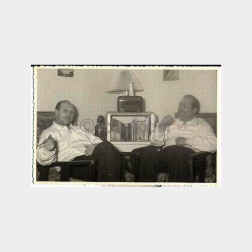 Beyefendiler Eski Radyo Önünde Fotoğraf