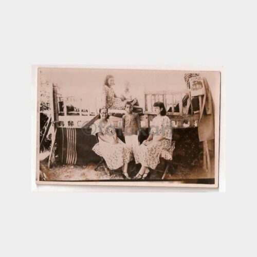 Kız Kardeşler Evin Oturma Odasında Fotoğraf
