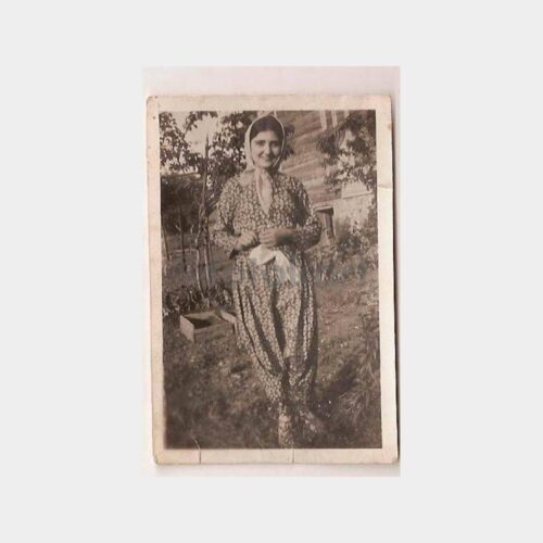 1932 Maltepe Bizim Bahçede Köylü Kızı Fotoğraf