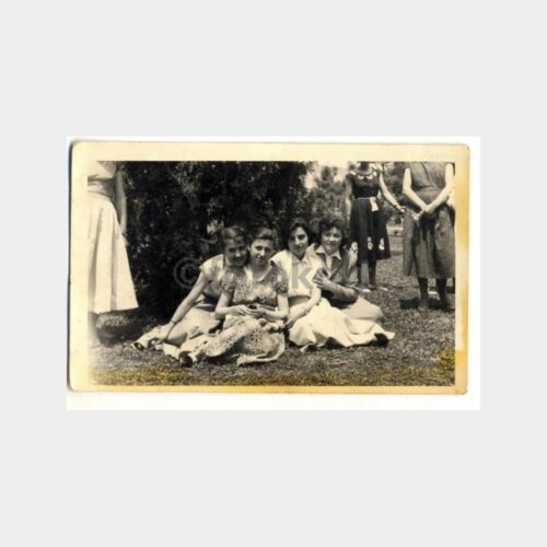 Parkta Genç Kızlar Grup Fotoğraf