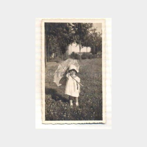 Şemsiyeli Kız Çocuğu Küçük Ebat Fotoğraf