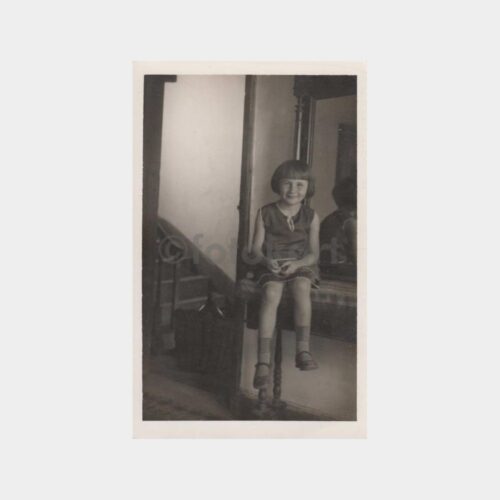 1940 Ayna Önünde Sevimli Kız Çocuk Fotoğraf