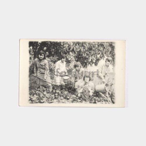 1930 Bahçede Çalışan Öğrenciler Fotoğraf