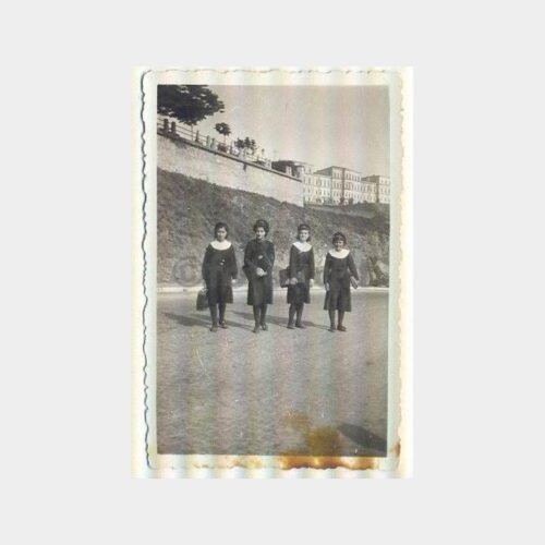 1938 Beşiktaş Taşkışla Altı Kız Öğrenci Fotoğraf