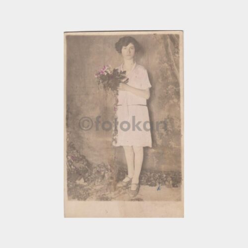 1930 Dış Mekan - Çiçekli Genç Kız Fotoğraf