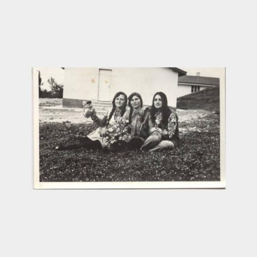 Çiçekli Köylü Kızları Fotoğraf