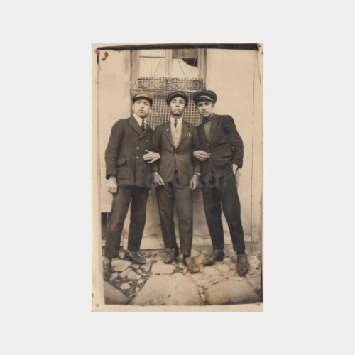 1928 Öğrenciler Pencere Önünde Fotoğraf