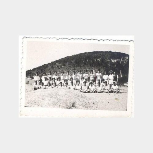 Şapkalı Gençler Gezide Fotoğraf