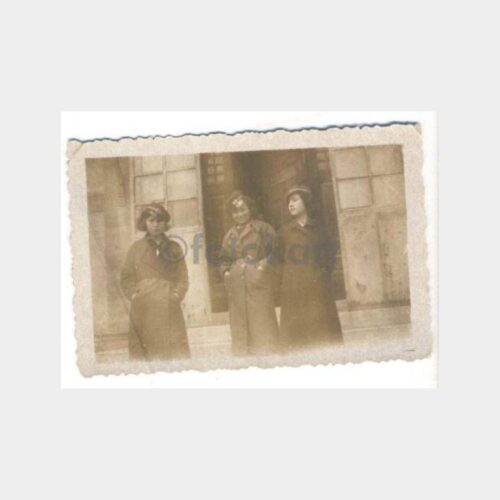 Şapkalı Liseli Kızlar Fotoğraf