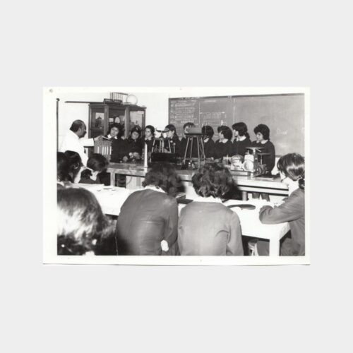 1968 Kız Lisesi Sınıfı - Fizik Dersinde Fotoğraf