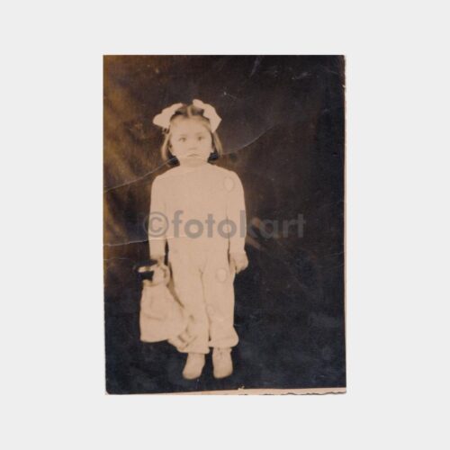 1940 Bebek Oyuncaklı Kız Konulu Fotoğraf