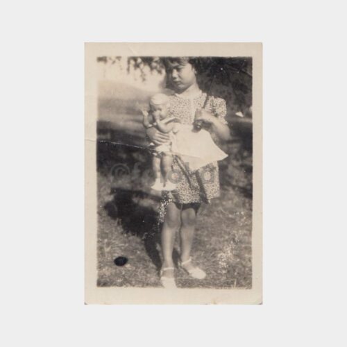 1939 Kız Çocuk ve Oyuncak Bebek Konulu Fotoğraf