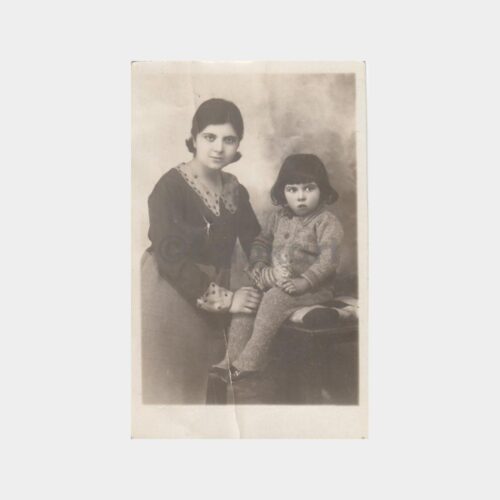 1931 Oyuncaklı Çocuk Annesiyle Konulu Fotoğraf