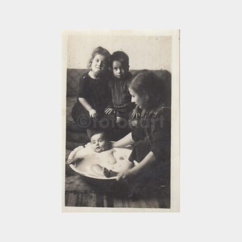 1930 Bebek Banyosu Konulu Fotoğraf