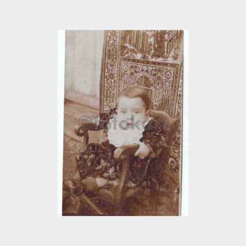 1930 Halı Dekorlu Çocuk Giyim Kültürü Konulu Fotoğraf