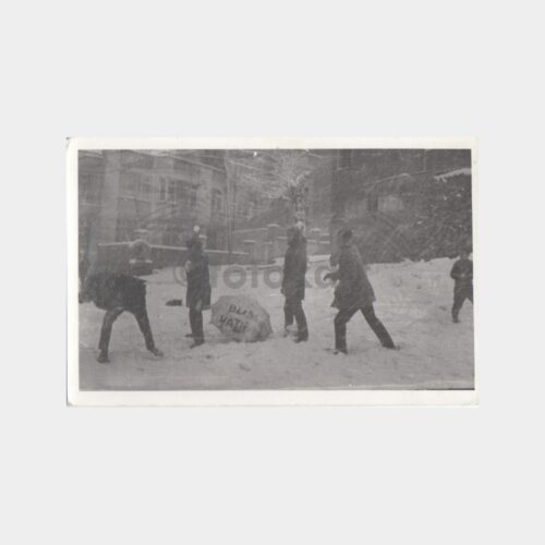 1974 Kış Kar Topu Oynayan Grup Konulu Fotoğraf