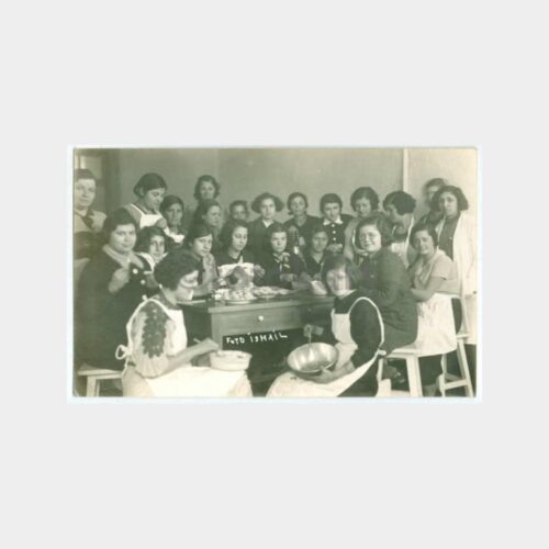 1940 Kız Öğrenci Yemek Aşçılık Dersinde Fotoğraf