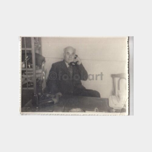 1958 Müdür Masası ve Telefonu Konulu Fotoğraf