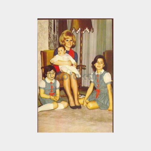 Gönül Yazar Yeğenleri ile Kartpostal
